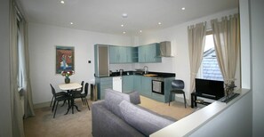 アパートメント (1 Bedroom) | リビングルーム | 19 インチのテレビ (デジタル放送視聴可)