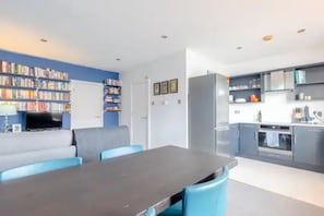 Refrigerador, horno, placa de cocina, utensilios de cocina