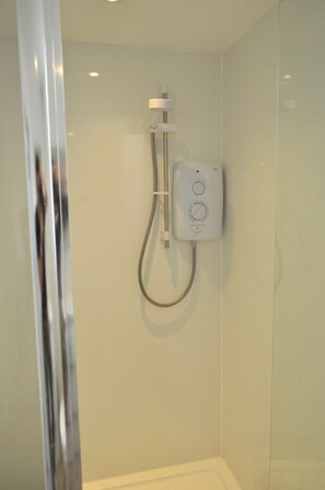 Apartment (2 Bedrooms) | Bathroom | Shower, towels, soap, shampoo - Central and Inviting 2 Bedroom Apartmentperfect for Festival (Edinburgh)