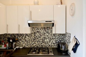 Apartment (2 Bedrooms) | Private kitchen | Full-size fridge, microwave, cookware/dishes/utensils - Central and Inviting 2 Bedroom Apartmentperfect for Festival (Edinburgh)