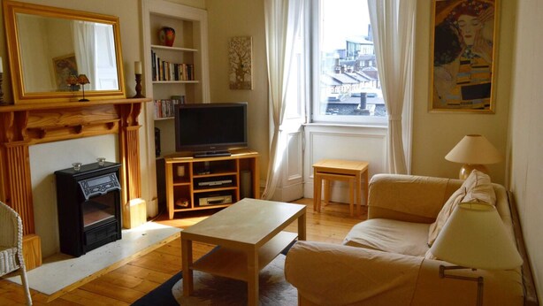Leilighet (1 Bedroom) | Oppholdsrom | En 20-tommers TV med digitale kanaler