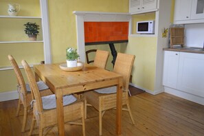 Huoneisto (1 Bedroom) | Yksityinen keittiö | Täysikokoinen jääkaappi, mikroaaltouuni, uuni, liesi