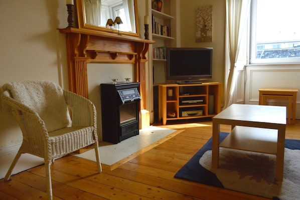 Apartment (1 Bedroom) | Wohnzimmer | 20-Zoll-Fernseher mit Digitalempfang