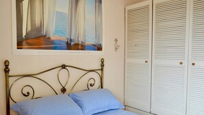 Leilighet (1 Bedroom) | 1 soverom, skrivebord for bærbar PC og strykejern/-brett