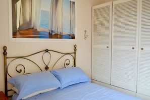 Apartment (1 Bedroom) | 1 Schlafzimmer, laptopgeeigneter Arbeitsplatz, Bügeleisen/Bügelbrett