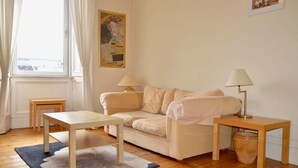 Leilighet (1 Bedroom) | Oppholdsrom | En 20-tommers TV med digitale kanaler