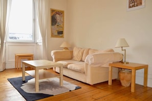 Apartment (1 Bedroom) | Wohnzimmer | 20-Zoll-Fernseher mit Digitalempfang