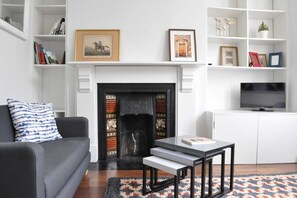 Apartment (1 Bedroom) | Living room | 20-inch TV with digital channels - Bright 1 Bedroom Flat Perfect for City Getaway (London)