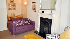 Apartment (1 Bedroom) | Living room - Cosy and Inviting 1 Bedroom Apartment in Central Location (Edinburgh)