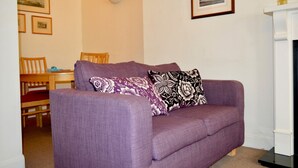 Apartment (1 Bedroom) | Living room - Cosy and Inviting 1 Bedroom Apartment in Central Location (Edinburgh)