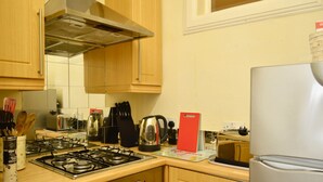Apartment (1 Bedroom) | Private kitchen | Full-size fridge, microwave, oven, stovetop - Cosy and Inviting 1 Bedroom Apartment in Central Location (Edinburgh)