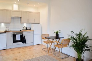 Appartement (1 Bedroom) | Cuisine privée | Grand réfrigérateur, four, plaque de cuisson, bouilloire électrique