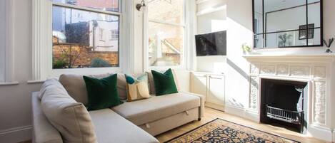 Lägenhet (2 Bedrooms) | Vardagsrum | 20-tums tv med digitalkanaler och eldstad