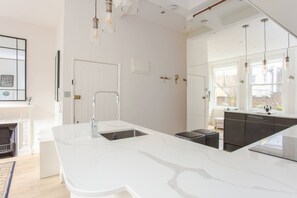 Apartment (2 Bedrooms) | Private kitchen | Fridge, oven, stovetop, dishwasher - Stylish Apartment in Central London - Farringdon (London)