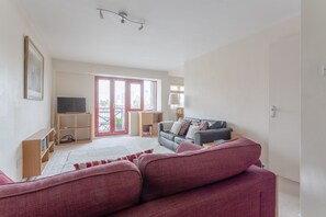 Apartment (3 Bedrooms) | Wohnzimmer | Fernseher