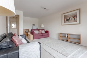 Huoneisto (3 Bedrooms) | Olohuone | Televisio