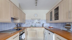 Apartment (3 Bedrooms) | Eigene Küche | Ofen, Herdplatte, Geschirrspüler, Kochgeschirr/Geschirr/Besteck