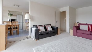 Apartment (3 Bedrooms) | Wohnzimmer | Fernseher