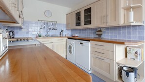 Apartment (3 Bedrooms) | Eigene Küche | Ofen, Herdplatte, Geschirrspüler, Kochgeschirr/Geschirr/Besteck