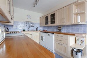 Apartment (3 Bedrooms) | Eigene Küche | Ofen, Herdplatte, Geschirrspüler, Kochgeschirr/Geschirr/Besteck