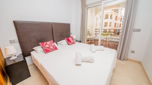 2 slaapkamers, een strijkplank/strijkijzer, gratis wifi, beddengoed