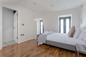 House (3 Bedrooms) | 3 bedrooms, laptop workspace, iron/ironing board, free WiFi - Stunning 3 Bedroom 2 Bath in Fantastic Location (London)