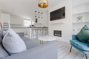 House (3 Bedrooms) | Living room | 20-inch TV with digital channels - Stunning 3 Bedroom 2 Bath in Fantastic Location (London)