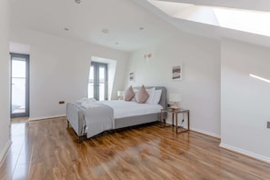 House (3 Bedrooms) | 3 bedrooms, laptop workspace, iron/ironing board, free WiFi - Stunning 3 Bedroom 2 Bath in Fantastic Location (London)