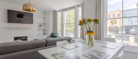 House (3 Bedrooms) | Living room | 20-inch TV with digital channels