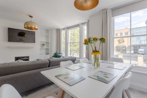 Casa (3 Bedrooms) | Sala de estar | Televisión de 20 pulgadas con canales digitales