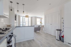 House (3 Bedrooms) | Private kitchen | Fridge, microwave, oven, stovetop - Stunning 3 Bedroom 2 Bath in Fantastic Location (London)