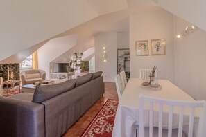 Appartement, 3 chambres (3rd floor) | Salle de séjour | Télévision à écran plat