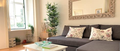 Apartment, 2 Schlafzimmer (1st floor left) | Wohnzimmer | Flachbildfernseher