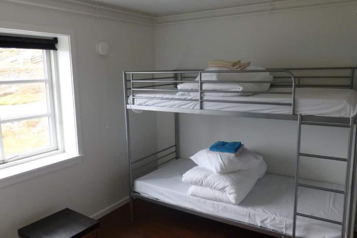 Chambre Ăconomique avec lits jumeaux, salle de bains commune (Bunk bed) | 1 chambre, draps fournis