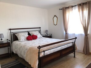 1 chambre, lit parapluie, Wi-Fi, draps fournis