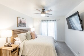 3 bedrooms, iron/ironing board, travel crib, free WiFi - Desert Oasis at The Ledges *Resort Amenities Included!* (St. George)