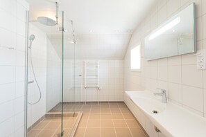 Deluxe Villa, 3 Bedrooms | Bathroom - IceCap Lux (Ilulissat)