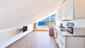 Refrigerador con freezer, microondas, placa de cocina
