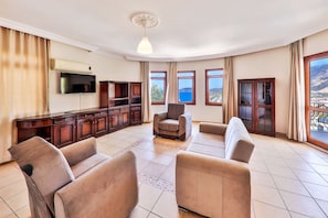 Apartment, 3 Bedrooms, Sea View | Living room