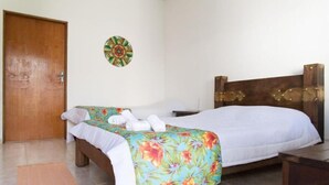 Family Room | WiFi (free), individually decorated, bed sheets - Pousada Chácara Rama (Botucatu)