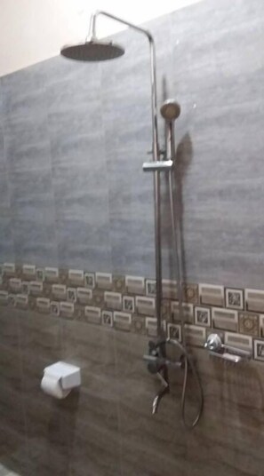 Habitación doble | Ducha del cuarto de baño