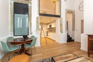 City-Loft, 1 Queen-Bett (Nickel Artist Atelier) | Essbereich im Zimmer
