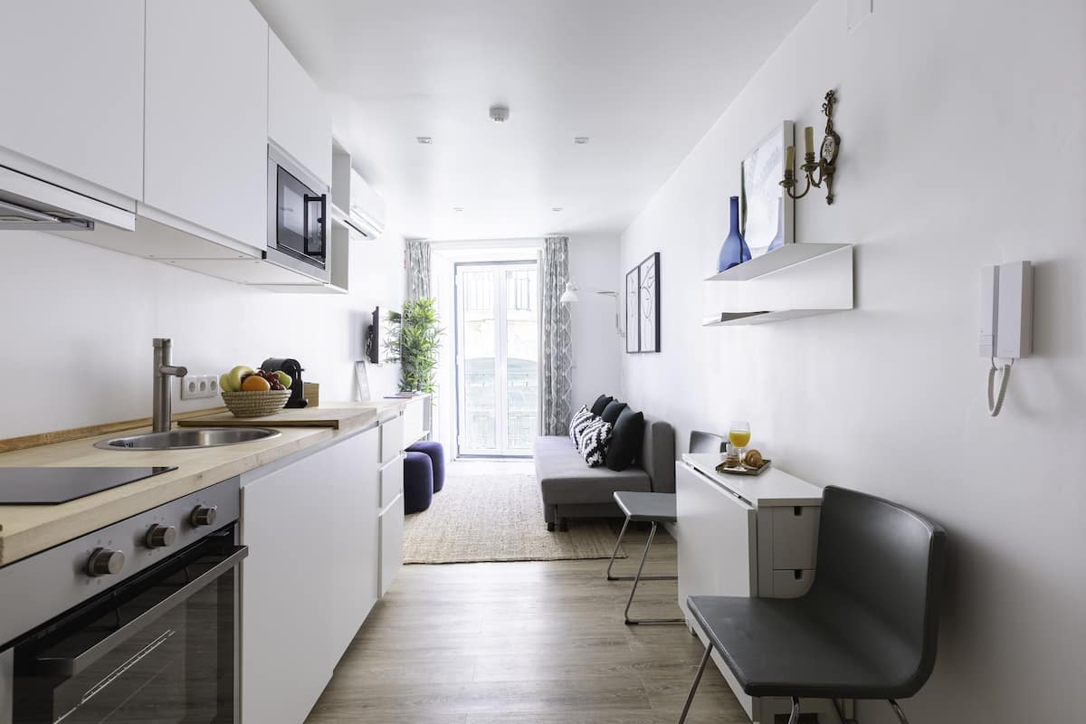 Estudio City (Zinc Artist Atelier) | Cocina básica privada | Frigorífico grande, microondas, horno y placa de cocina