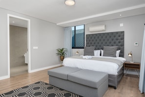 Departamento de lujo | Ropa de cama de alta calidad y espacio para trabajar con laptop 