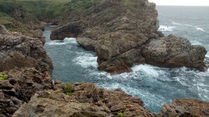Un paysage côtier caractérisé par des falaises rocheuses et un étroit chenal.