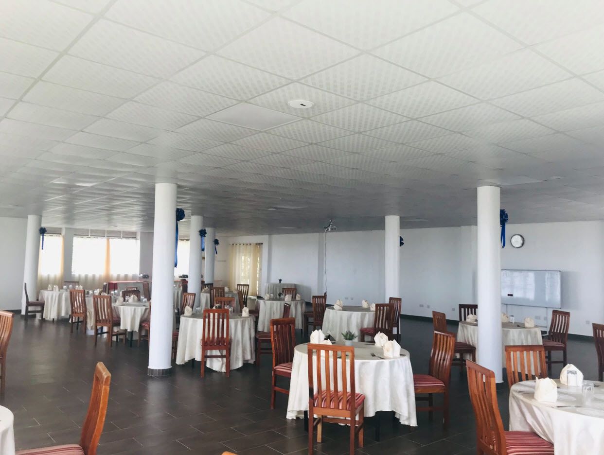 供應早餐、午餐和晚餐，當地和國際料理