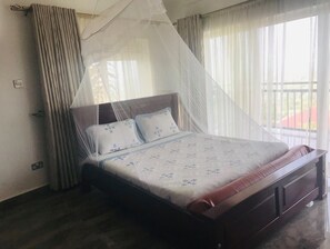 書桌、筆電工作空間、免費無線上網、床單