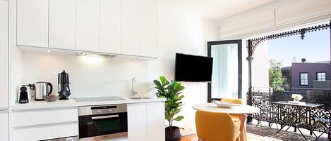 ثلاجة، ميكروويف، فرن، موقد طهي مسطح