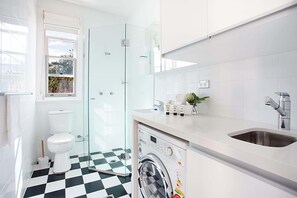 Shower, hair dryer, towels - Perfect Located Comfy Studio with Balcony (Glebe)
