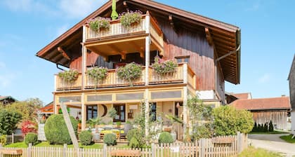Ferienwohnung "Parzinger" am Chiemsee mit Bergblick & Balkon